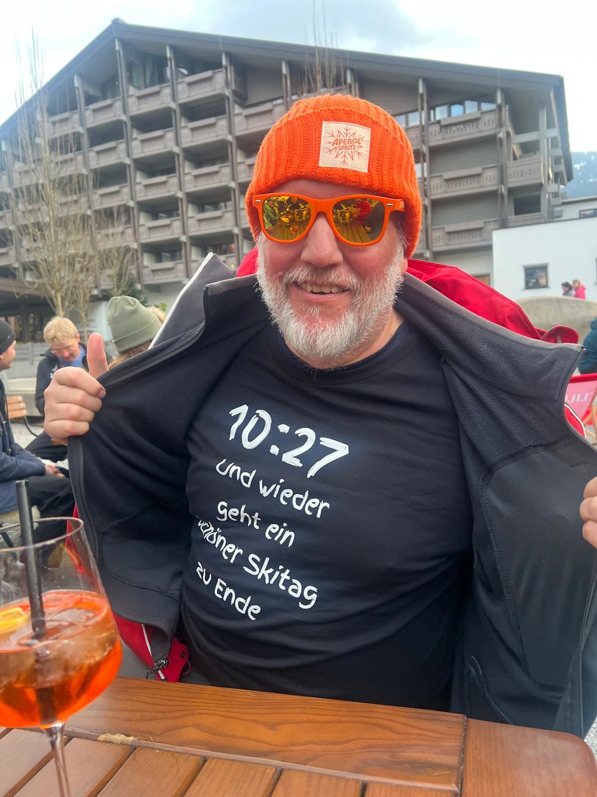 Laluedesign.com founder wearing the best-selling Ski T-shirt outdoors und wieder geht ein schöner Skitag zu ende