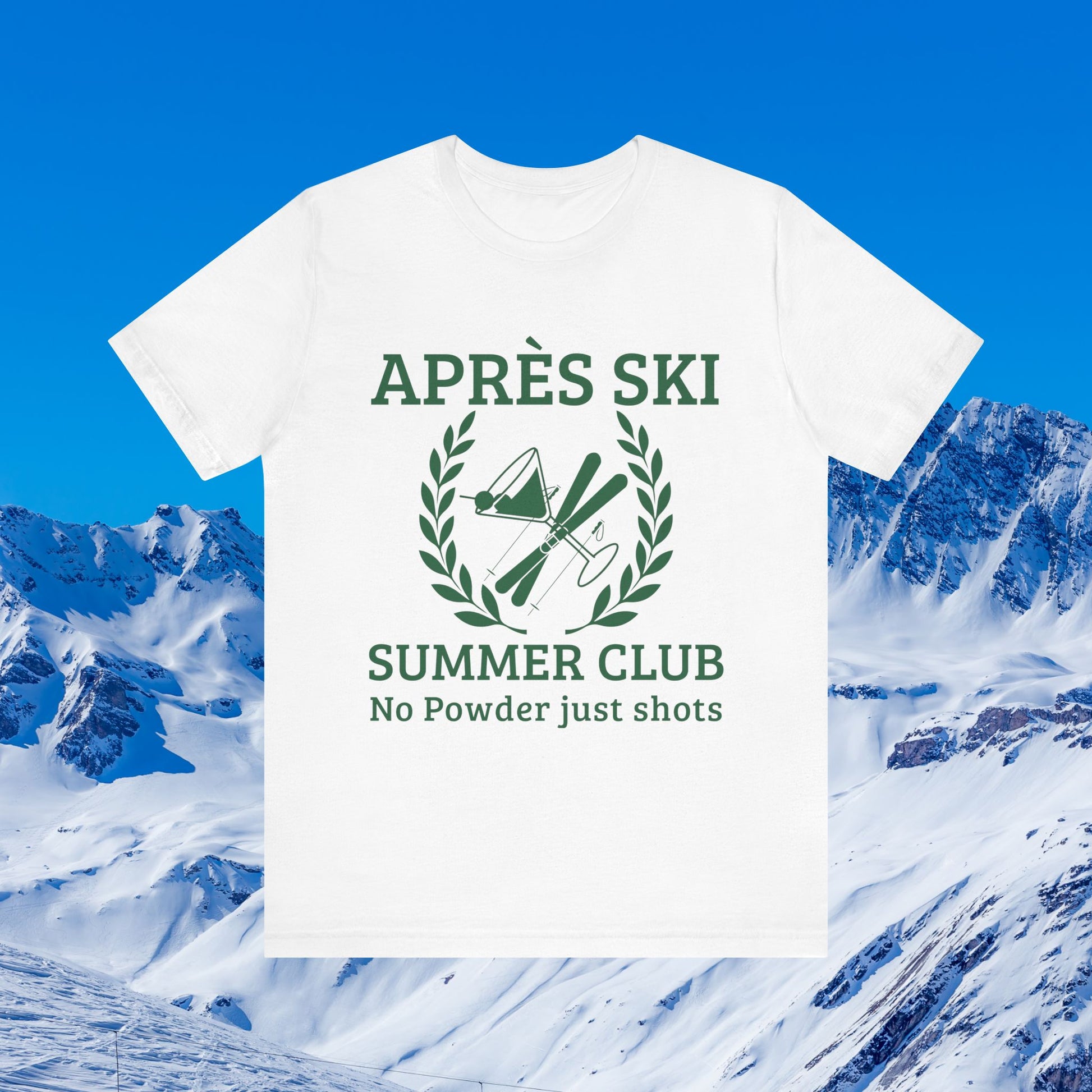 Apres ski clothes ladies A white short-sleeve T-shirt with a green graphic print reading 'APRÈS SKI SUMMER CLUB No Powder just shots' and a ski-themed emblem, shown against a snowy mountain and blue sky background.