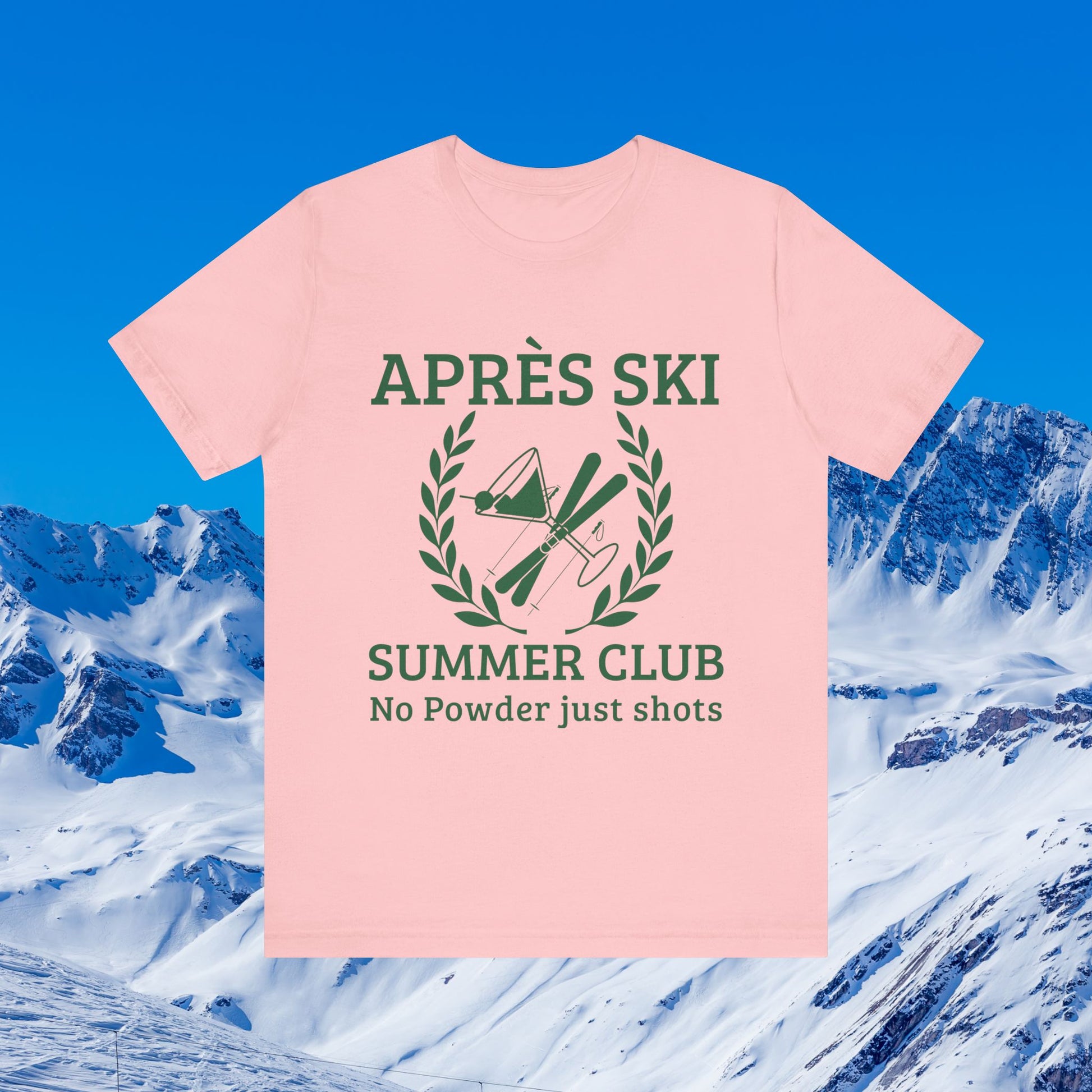 Apres ski clothes ladies A light pink short-sleeve t-shirt with a dark green graphic reading 'APRÈS SKI SUMMER CLUB No Powder just shots' around a crossed ski and snowboard motif, shown against a snowy mountain and blue sky background.