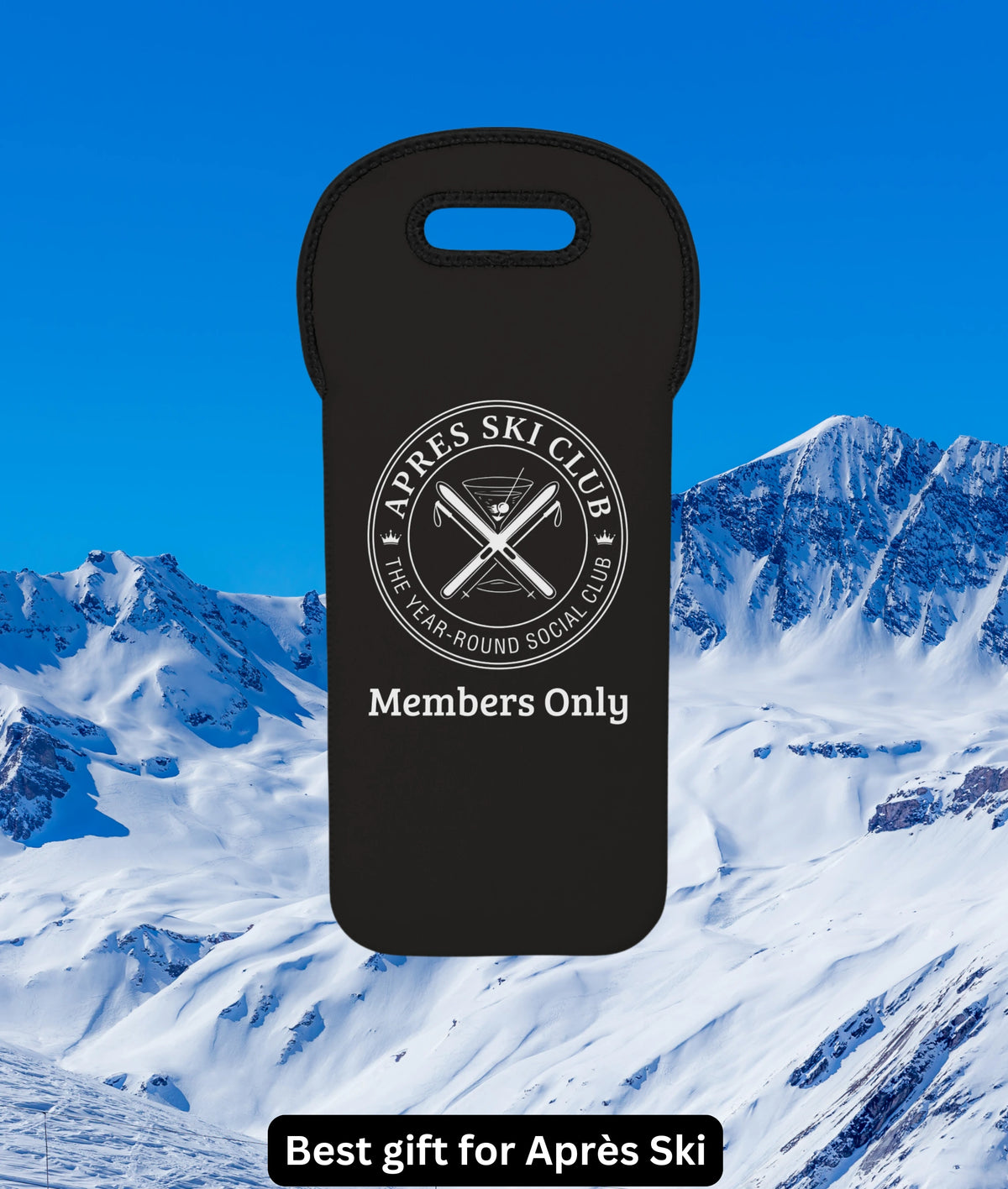 Apres ski gifts A black neoprene-style après ski pouch with a white printed circular logo reading “Après Ski Club” and “Members Only,” shown over a snowy mountain landscape with a blue sky. A banner at the bottom reads “Best gift for Après Ski.