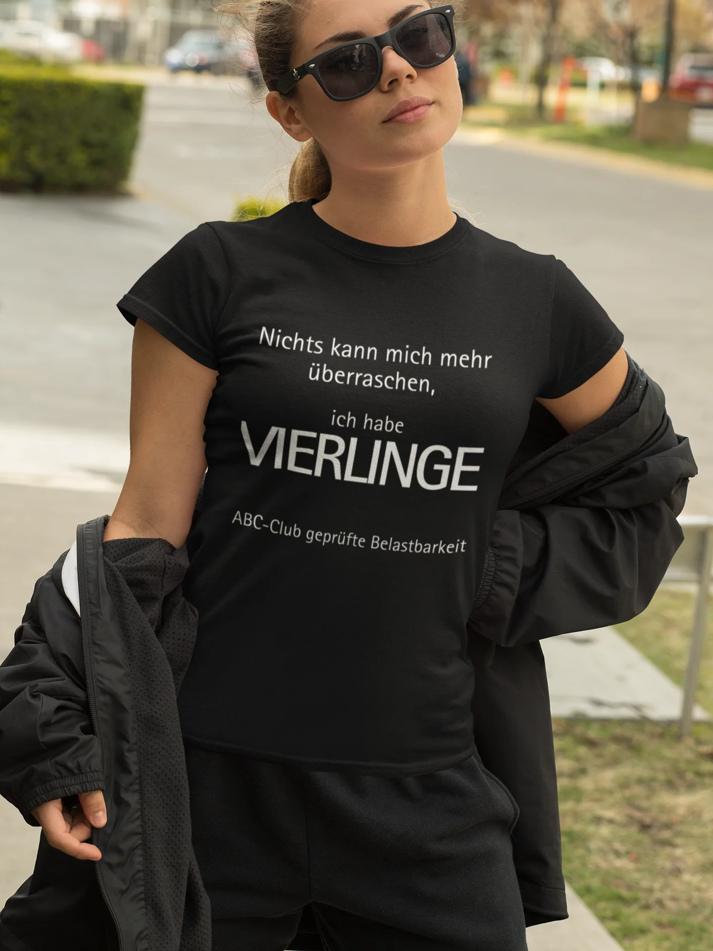 Vierlinge Eltern Shirt Person wearing a black t-shirt with text outdoors