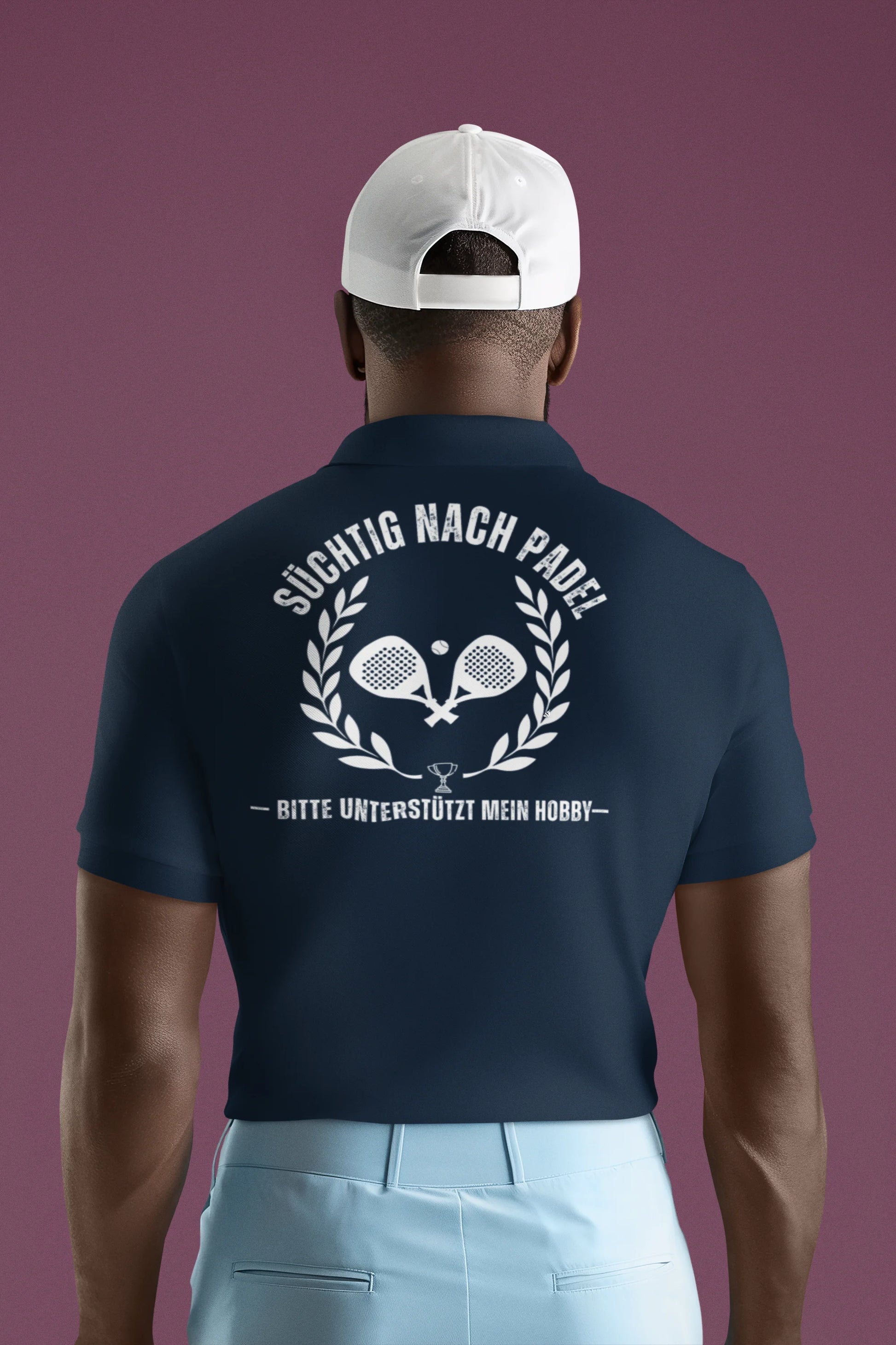 Personalisiertes Padel Polo Man wearing a navy blue t-shirt with a tennis-themed design on the back against a purple background