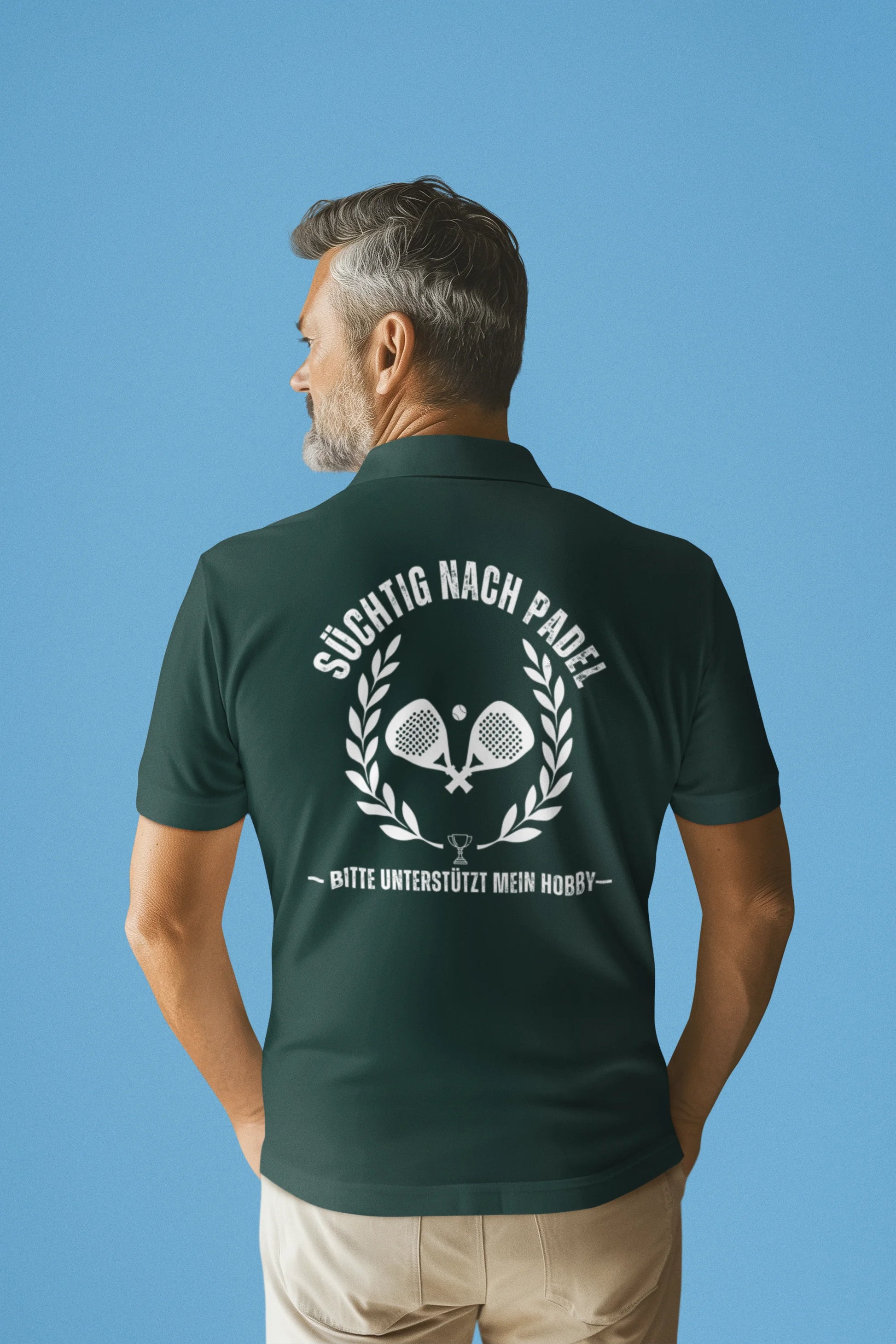 Personalisiertes Padel Polo Man wearing a green polo shirt with a tennis design on the back against a blue background