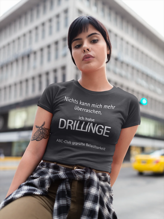 Geschenk für Drillinge Woman wearing a t-shirt with German text in an urban setting