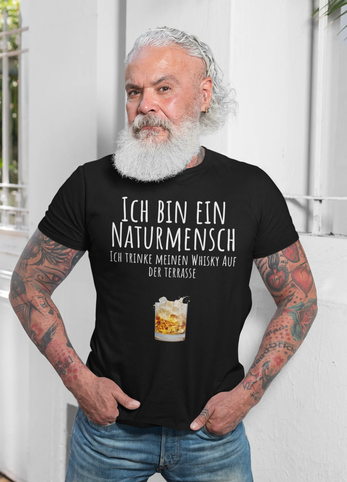 Naturmensch Whisky auf der Terrasse Man wearing a black t-shirt with German text and a graphic of a glass of whiskey.